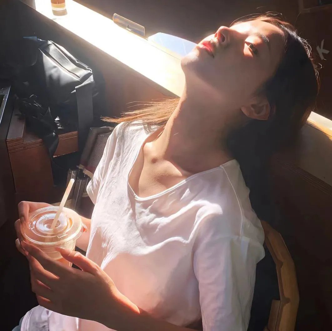 三个摩登女性